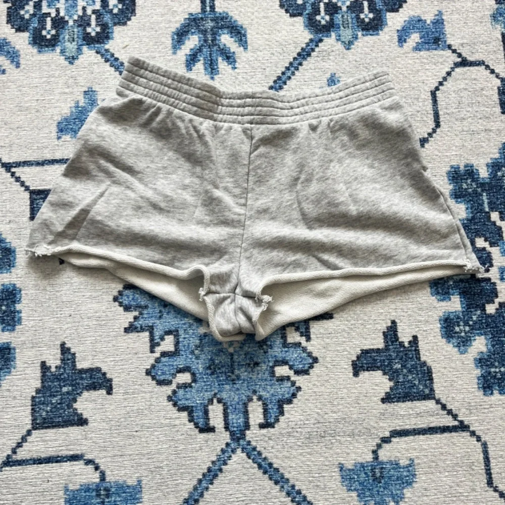 Aritzia TNA Grey Sweatshorts Size S - Picture 2 of 4